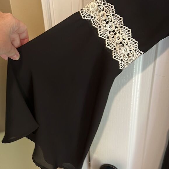 2tee Couture black blouse with lace and flowy sleeve - Picture 2 of 5
